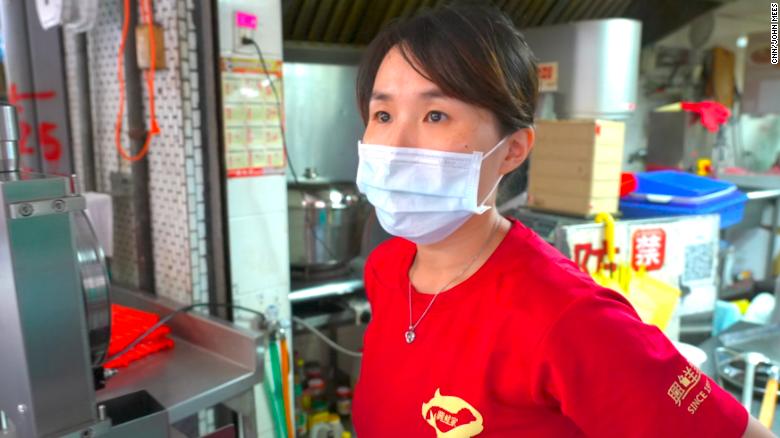 Vicky Tsai, uma vendedora de carne suína em Taipei, disse que a China e Taiwan conseguiram viver pacificamente nos últimos 70 anos / Foto: CNN