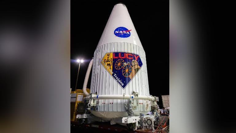 O logotipo da missão Lucy tem o formato de um diamante e inclui obras de arte representando o fóssil Lucy / Divulgação/Nasa