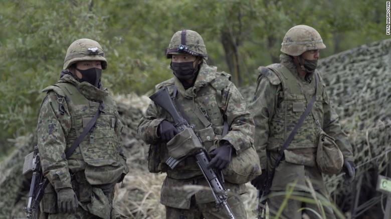 Desde o meio de setembro, cerca de 100 mil militares participaram de testes ao redor do Japão / Foto: Futa Magao/CNN
