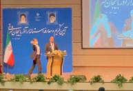 Governador iraniano leva um tapa na cara durante discurso público