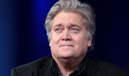 Acusado de desacato, Steve Bannon se entrega ao FBI