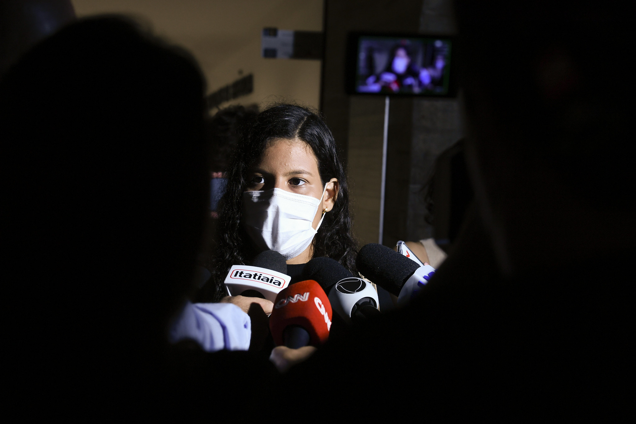 Giovanna Gomes Mendes da Silva chegando ao Senado Federal. A jovem de 19 anos perdeu a mãe e terá a guarda da irmã de 10 anos, sendo a nova chefe da família. / Foto: Pedro França/Agência Senado
