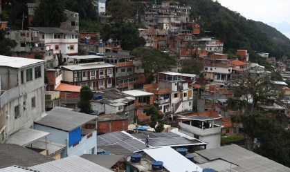 Painéis de energia solar em favela do Rio de Janeiro