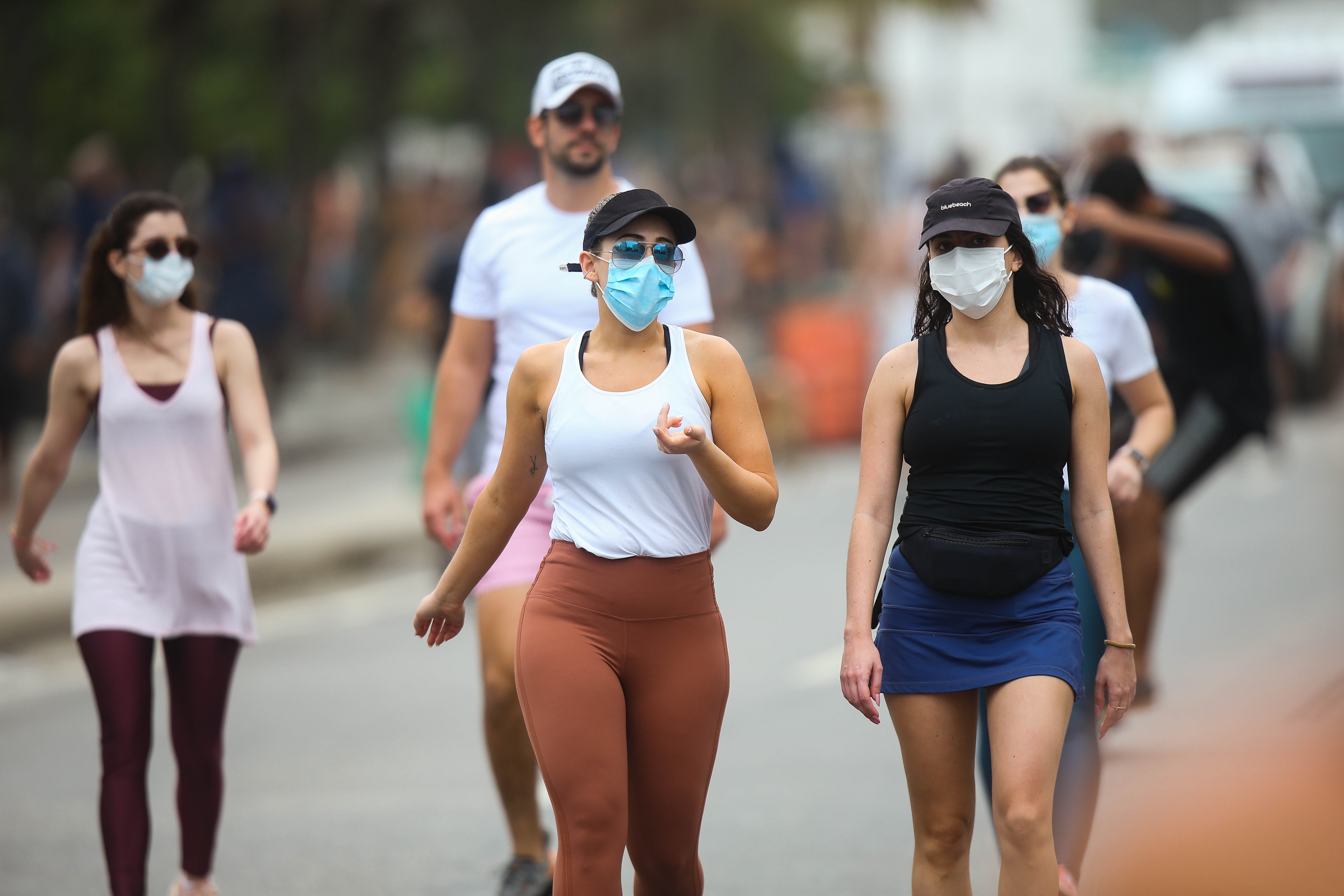 Movimento intenso na praia e na orla de Ipanema, no Rio
