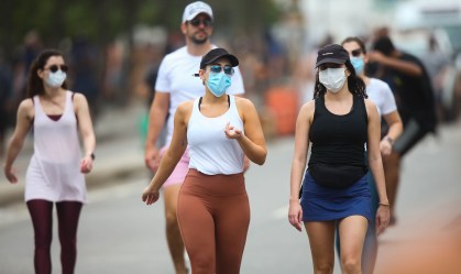 Movimento intenso na praia e na orla de Ipanema, no Rio