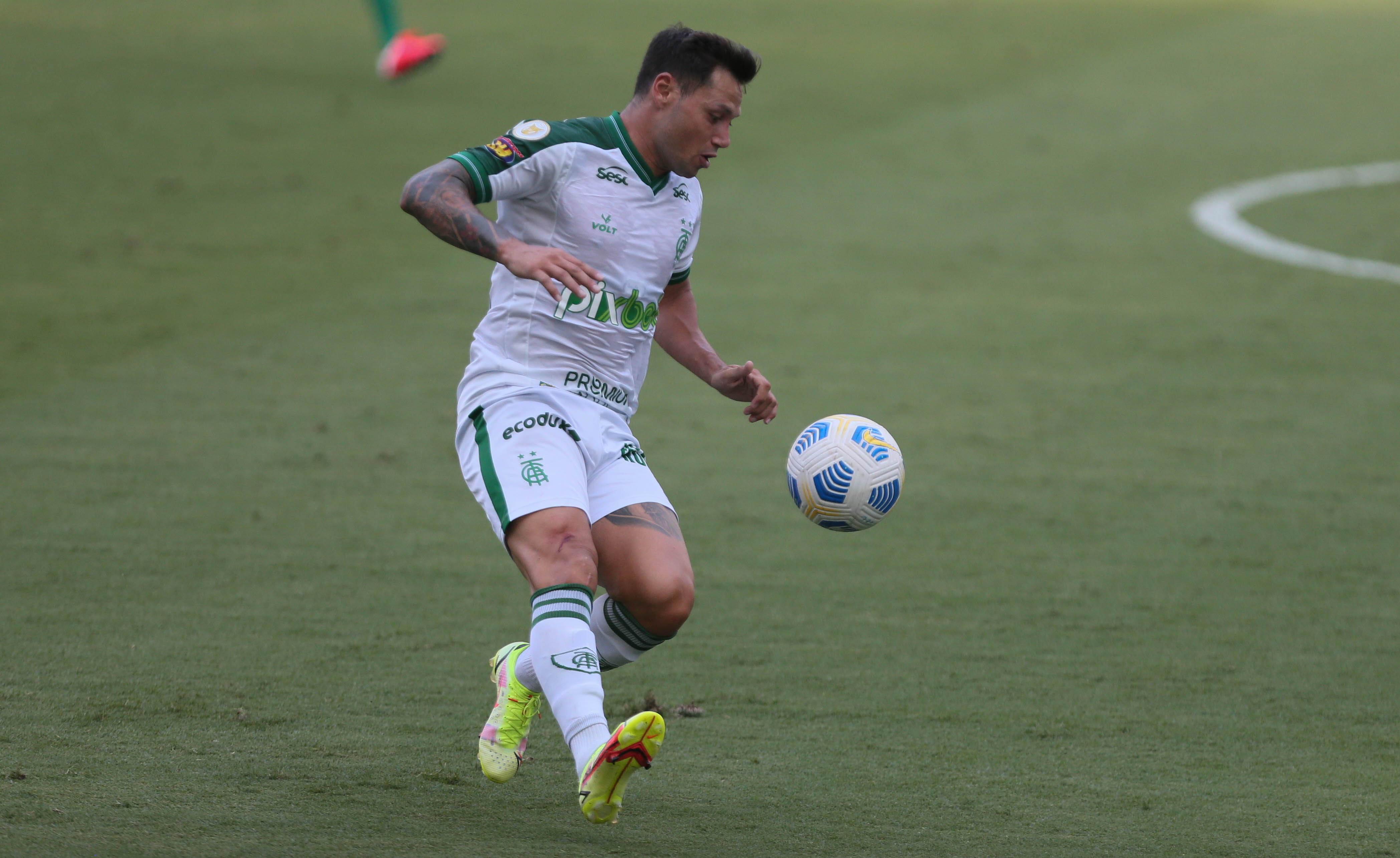O argentino Mauro Zárate fez o primeiro gol da vitória do América-MG sobre o Cuiabá na Arena Pantanal, em partida disputada no sábado. (Foto: Gil Gomes/AGIF/Estadão Conteúdo)