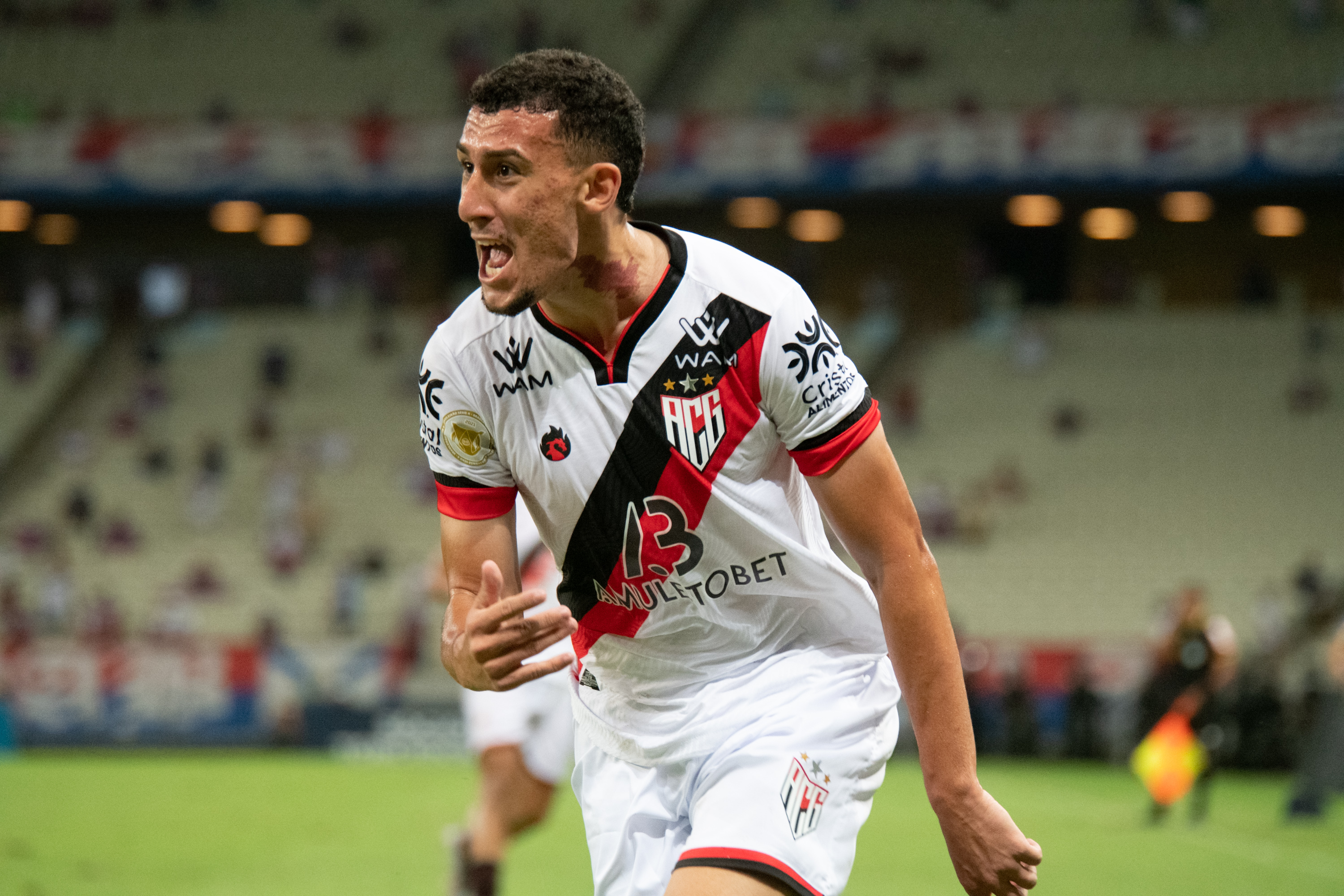 O Atlético Goianiense conquistou uma vitória robusta ao derrotar o Fortaleza por 3 a 0, em jogo realizado na noite de sábado, na capital cearense. (Foto: Kely Pereira/AGIF/Estadão Conteúdo)
