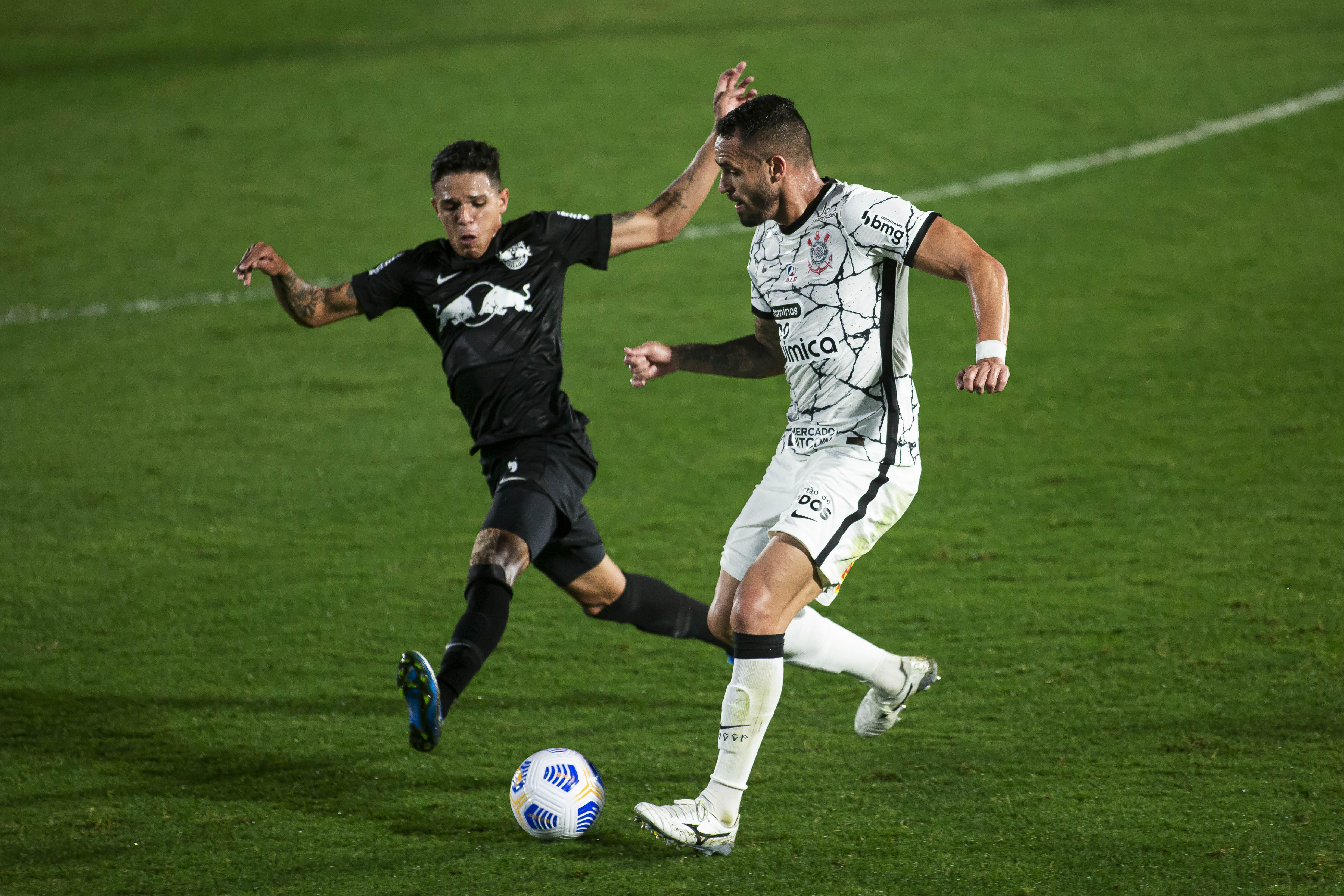 O meia Renato Augusto abriu o caminho para o Corinthians buscar o empate por 2 a 2 na partida contra o Bragantino, disputada na noite de sábado. (Foto: Diogo Reis/AGIF/Estadão Conteúdo)