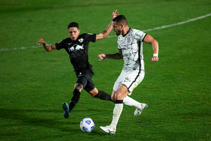 O meia Renato Augusto abriu o caminho para o Corinthians buscar o empate por 2 a 2 na partida contra o Bragantino, disputada na noite de sábado. (Foto: Diogo Reis/AGIF/Estadão Conteúdo)