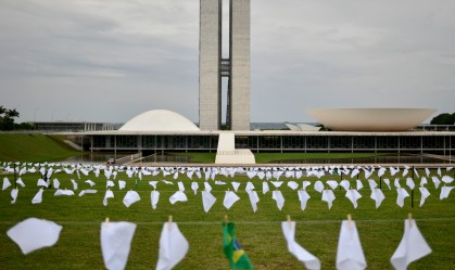 ONG Rio de Paz faz ato com 600 lenços brancos no gramado do Congresso; confira