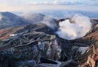 Monte Aso do Japão entra em erupção; nível de alerta é elevado
