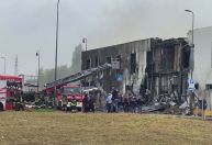 Avião cai sobre prédio nos arredores de Milão, na Itália, e deixa oito mortos