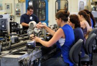Quase todos os setores da indústria mostram perda de dinamismo desde 1990, diz FGV