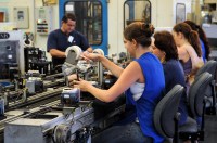 Indústria criou mais de 910 mil empregos em quatro anos, aponta IBGE