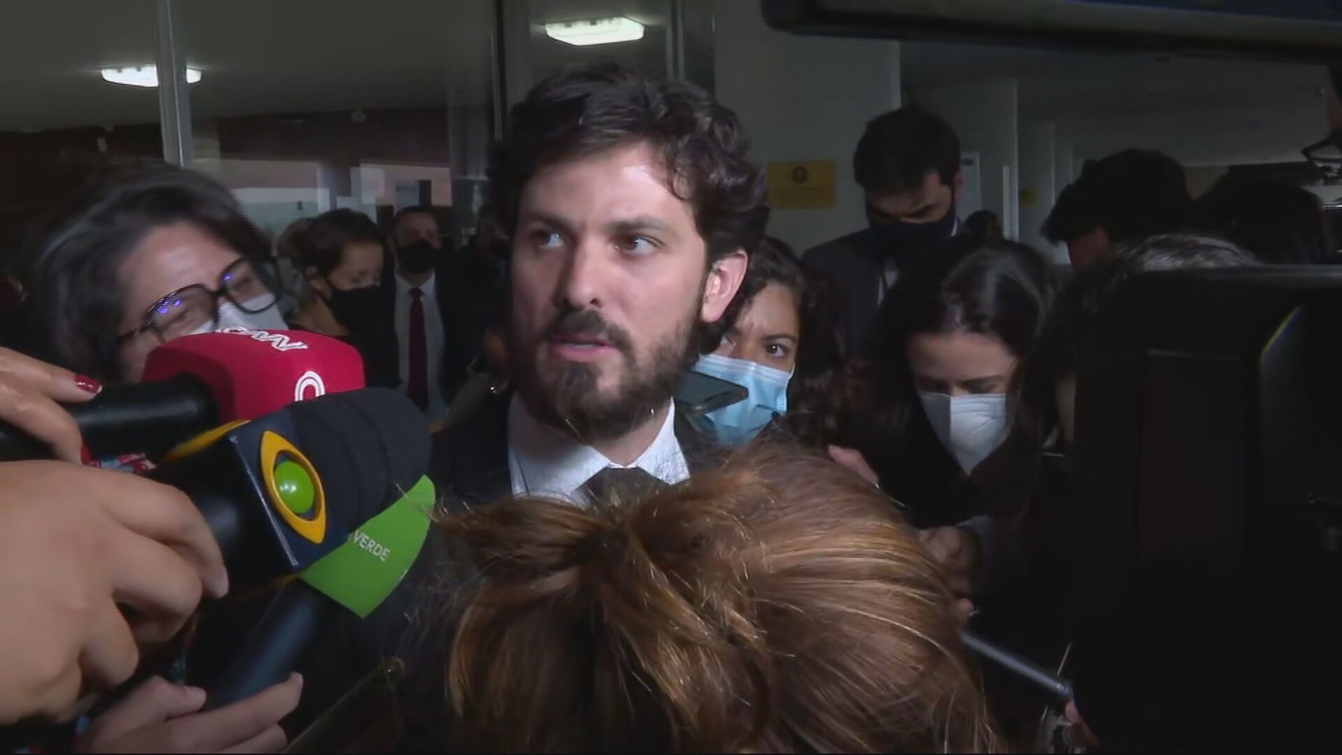 O relator da medida provisória que cria o Auxílio Brasil, deputado federal Marcelo Aro (PP-MG), em conversa com jornalistas