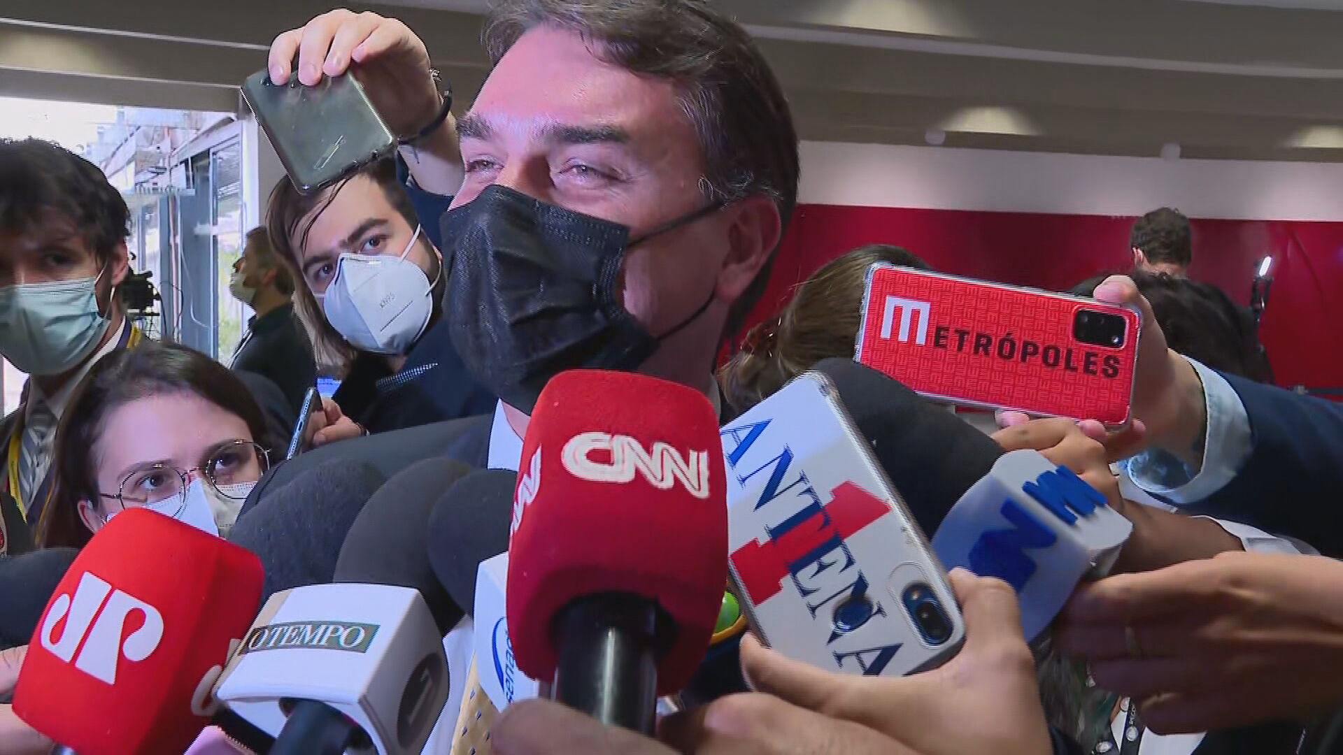 Flávio Bolsonaro ri ao imitar reação do presidente sobre relatório da CPI