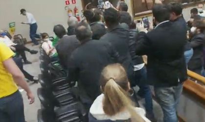 Debate sobre passaporte da vacina provoca confusão na Câmara de Porto Alegre