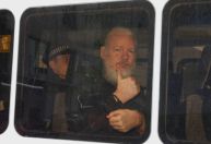 Tribunal decide nesta segunda (20) se Assange poderá recorrer de extradição