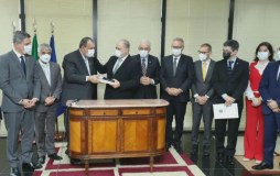 Senadores entregam relatório final da CPI da Pandemia a Augusto Aras