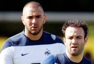 Estrelas do futebol francês se enfrentam no tribunal por caso de chantagem
