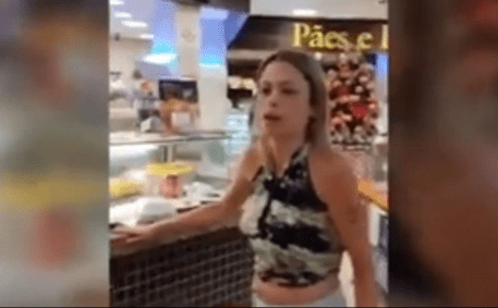 Mulher ofende funcionários de padaria em São Paulo