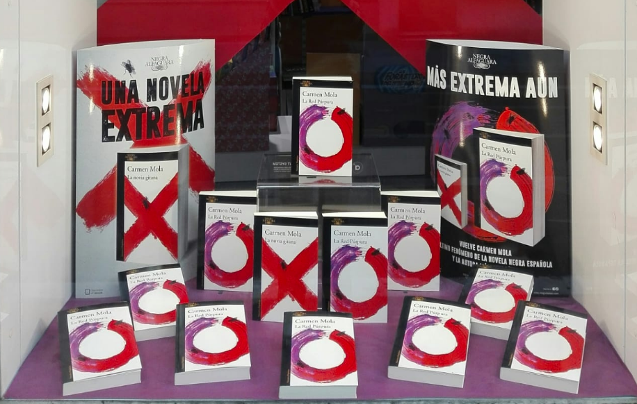 Livros da escritora Carmen Mola em livraria na Espanha
