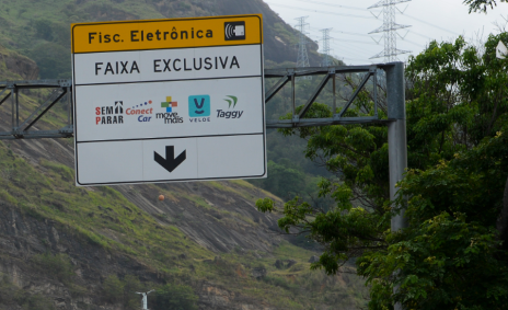 linha amarela rodovia estrada infraestrutura carros feriado pedágio