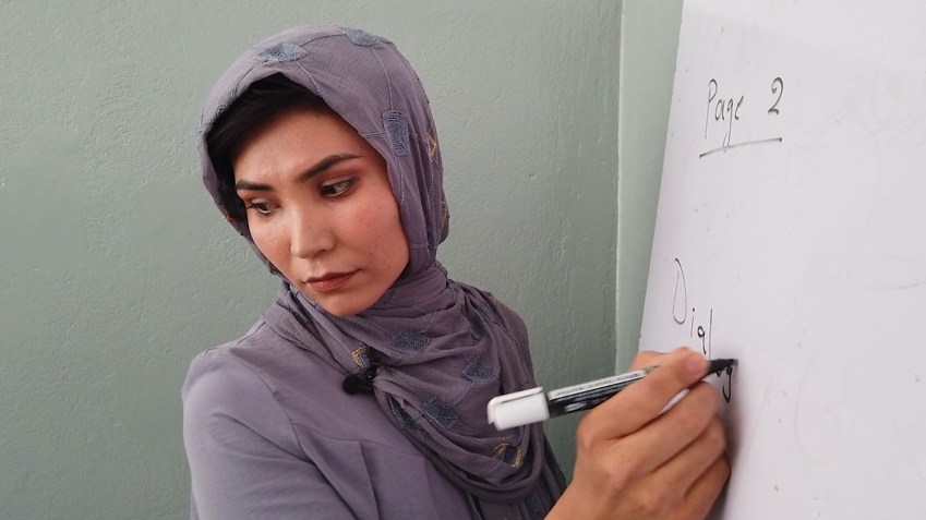 Atifa Watayar dá aula para meninas mais novas na escola Sayed Al-Shuhada em Cabul / Scott McWhinnie/CNN