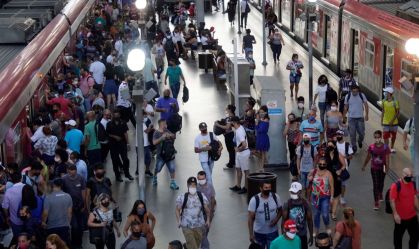 Após recuo, capital paulista aposta em dezembro para liberação do uso de máscara