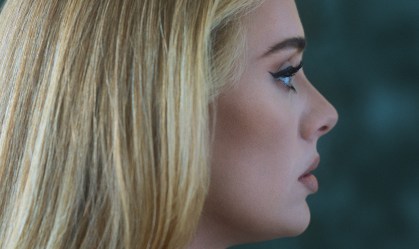 Novo álbum da cantora Adele bate recorde de vendas nos EUA e no Reino Unido