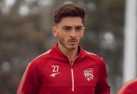 Jogador gay que atua na Inglaterra comenta homofobia: "Lugar tóxico"