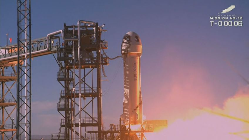 Foguete da empresa de Jeff Bezos • Reprodução/CNN Brasil (13.out.2021)