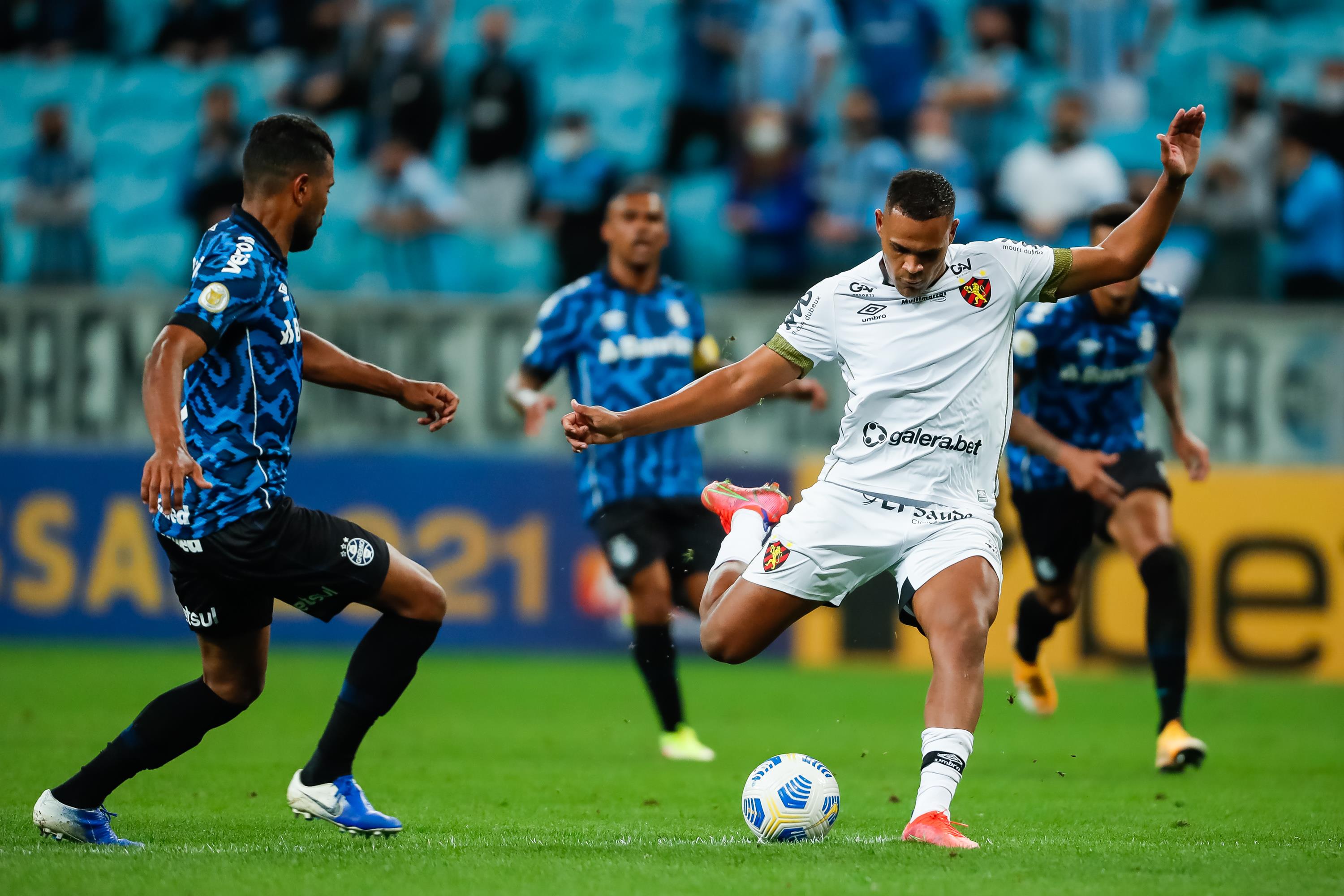 No duelo entre duas equipes que brigam na zona do rebaixamento, Mikael fez o segundo gol da vitória do Sport por 2 a 1 sobre o Grêmio. (Foto: Marcelo Oliveira/Futura Press/Estadão Conteúdo)