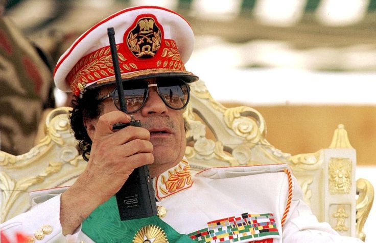 Muammar Gaddafi assiste à parada militar de 30 anos da revolução, em 1999: crueldade com que o ditador governou só é comparável com a com que foi brutalmente assassinado • Georges MERILLON/Gamma-Rapho via Getty Images