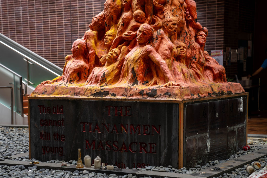 A Coluna da Infâmia, na Universidade de Hong Kong. Escultura homenageia vítimas do Massacre da Paz Celestial em 1989 / Katherine Cheng/SOPA Images/LightRocket via Getty Images