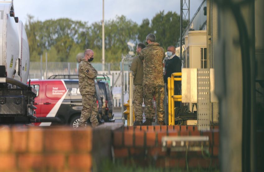 Militares britânicos entregam combustível em postos do Reino Unido. Londres, 4 de outubro de 2021 / Hasan Esen/Anadolu Agency via Getty Images
