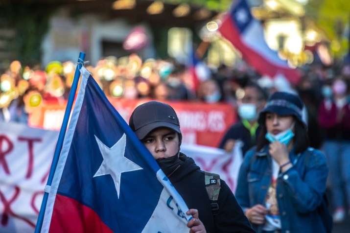 Manifestantes em Osorno, Chile, no aniversário de dois anos dos protestos que tomaram o país em 2019 e levaram a uma nova Constituinte • Fernando Lavoz/NurPhoto via Getty Images