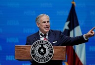 Governador do Texas proíbe meninas trans de disputar esportes femininos