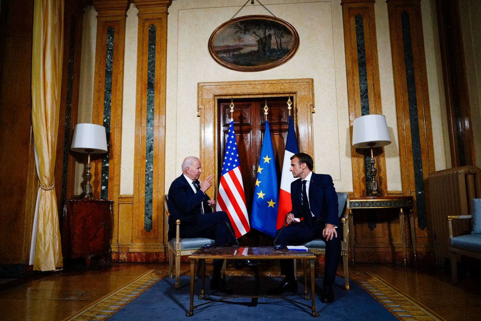 Joe Biden e Emmanuel Macron se reúnem em Roma, antes de cúpula do G20 / Reprodução/EmmanuelMacron/Twitter