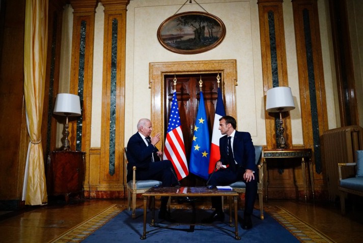 Joe Biden e Emmanuel Macron se reúnem em Roma, antes de cúpula do G20 / Reprodução/EmmanuelMacron/Twitter