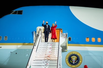Joe Biden e a mulher, Jill, chegam a Roma para Cúpula do G20