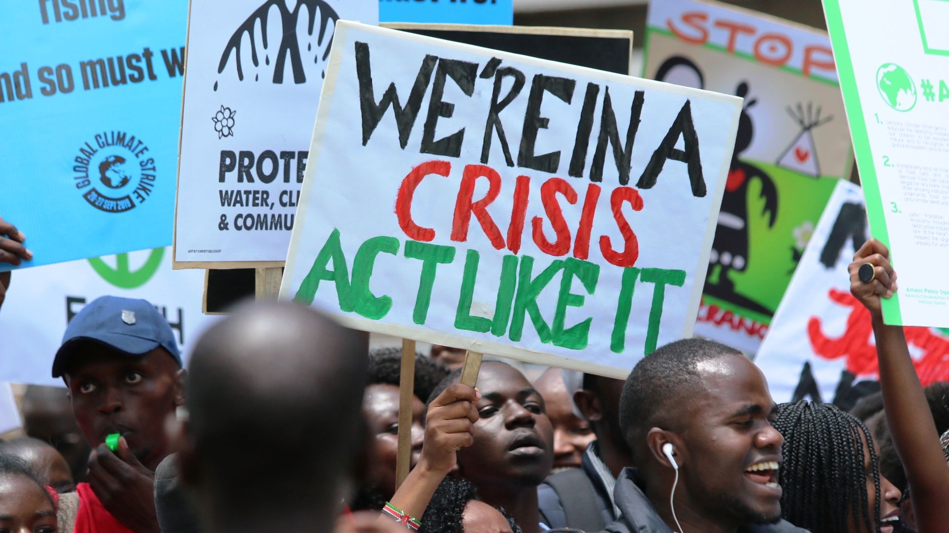 Jovens protestam em Nairóbi, no Quênia, exigindo ações climáticas mais urgentes