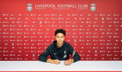 Prodígio de 17 anos pode ser o sucessor de Salah no Liverpool