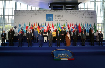 Líderes do G20 posam para foto oficial antes do início da cúpula, em Roma, na Itália