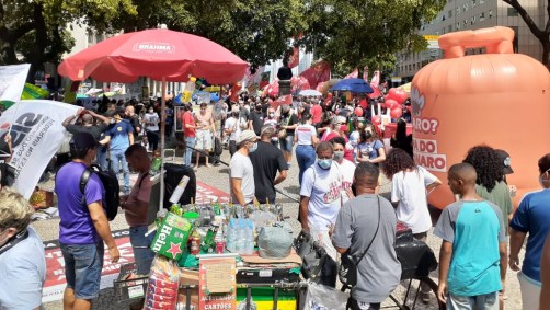 Manifestantes se reúnem no Rio de Janeiro para protesto contra o governo federal
