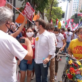 Marcelo Freixo (PSB) é recebido em protesto contra Bolsonaro no Rio de Janeiro