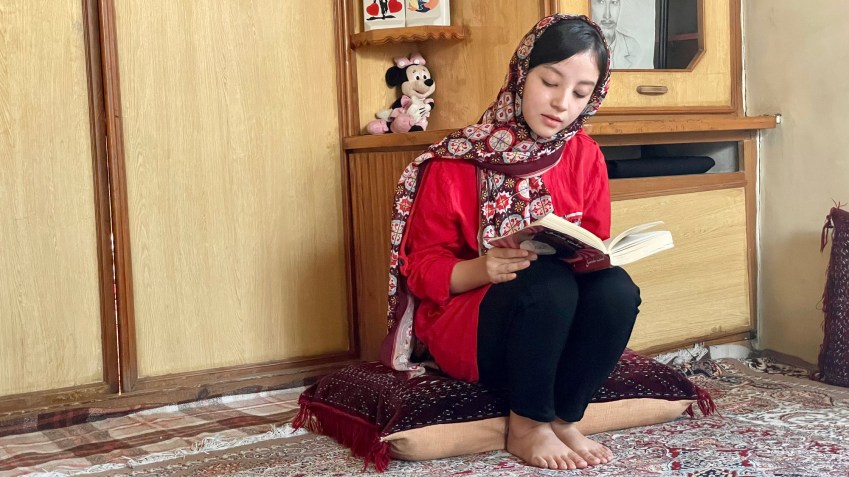Sanam, 16 anos, proibida pelo Talibã de ir à escola, continua estudos em casa / Brent Swails/CNN