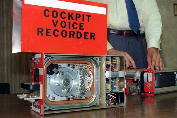 O CVR grava todo o audio captado na cabine de comando e nos microfones dos pilotos / Divulgação