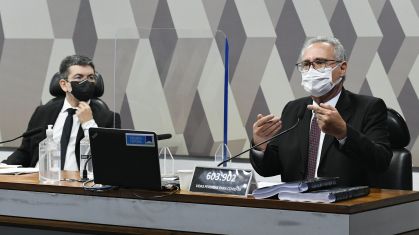 O senador Renan Calheiros (D) apresenta o relatório final da CPI da Pandemia