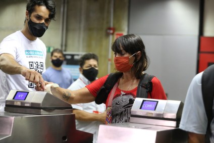 Passageira é orientada durante embarque no Metrô de SP com bilhete usando QR Code